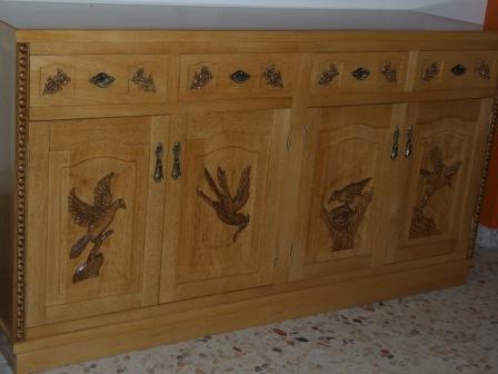 Mueble de salón de madera con tallas